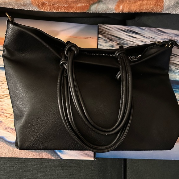 Chic Black Leather Tote Bag - Picture 6 of 9